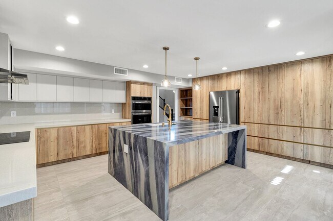 Building Photo - Stunning Remodeled 4-Bedroom Home in Exclu...