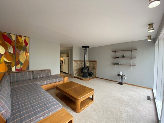 Building Photo - Unique View Property 3 bed, 3 bath located...