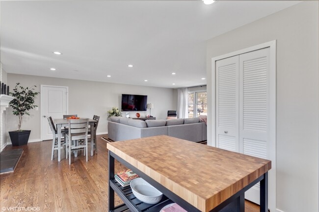 Building Photo - 1915 Farmington Ct