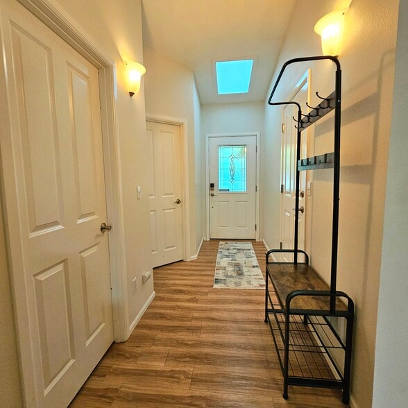 Building Photo - 5631 Acclamation St E