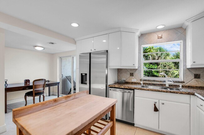 Building Photo - 1222 Hillsboro Mile