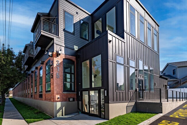 Building Photo - 315 Railroad Ave