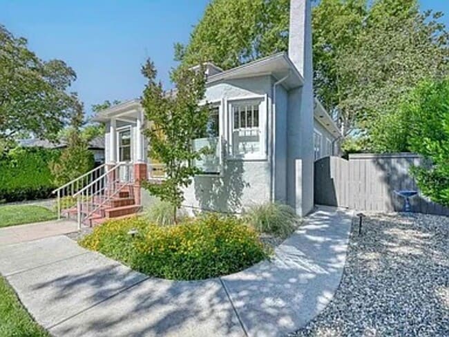Building Photo - Beautiful vintage home
