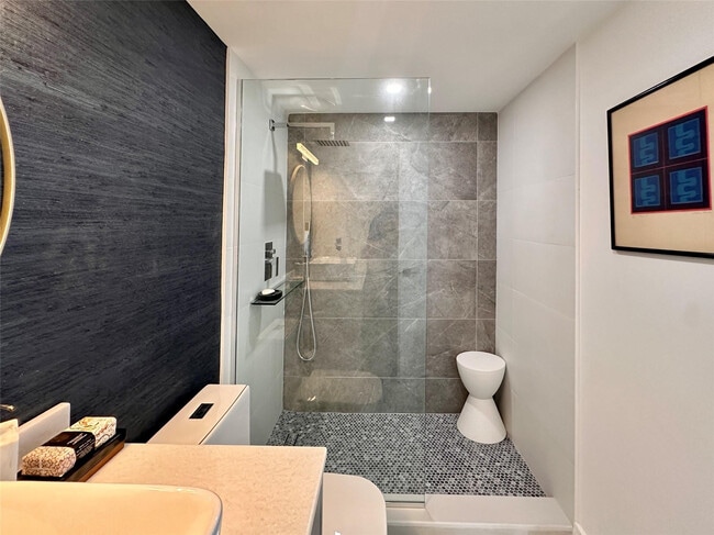 Building Photo - 209 N Fort Lauderdale Beach Blvd