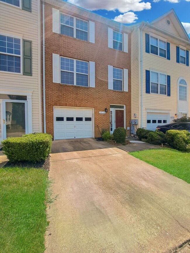 Building Photo - Charming 3-Level Brick Townhome in Waldorf...