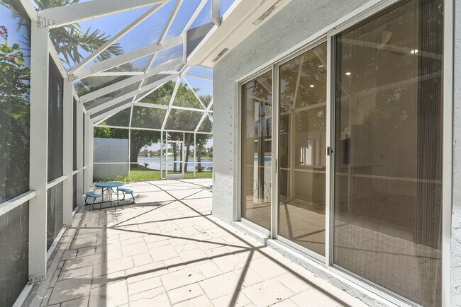 Building Photo - 897 Dickens Pl