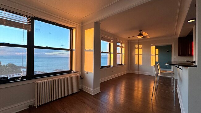 Building Photo - 1205 W Sherwin Ave