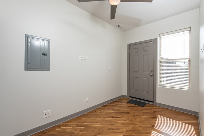 Building Photo - 4354 S Prairie Ave