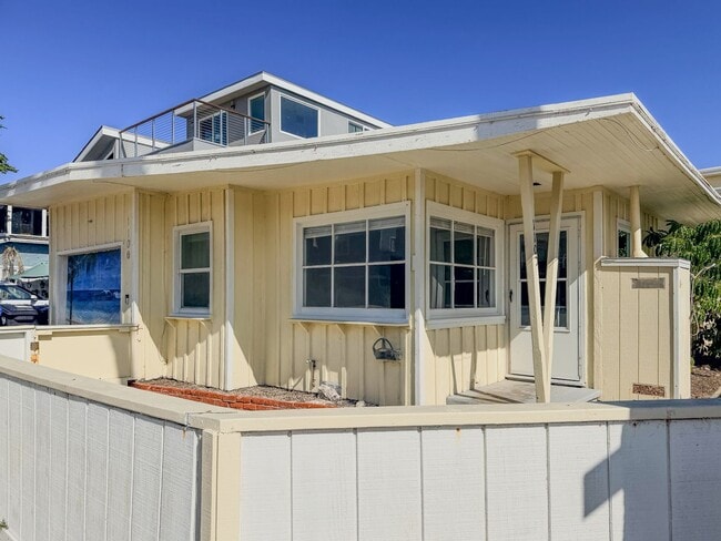 Building Photo - 2 Bed 1 Bath Beach House | Inboard | Silve...