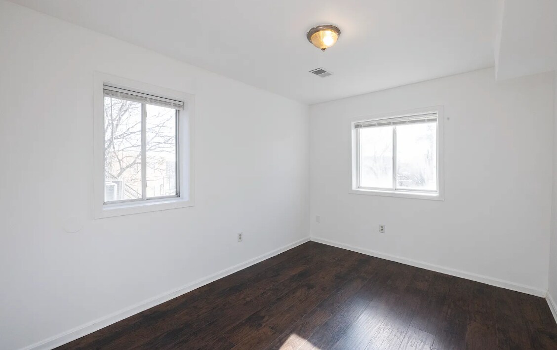 Building Photo - 506 Eastern Ave NE