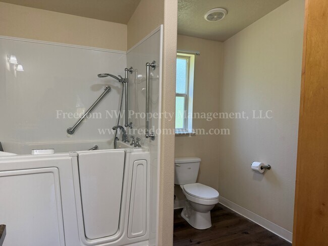 Building Photo - 1411 SE Fireweed Rd