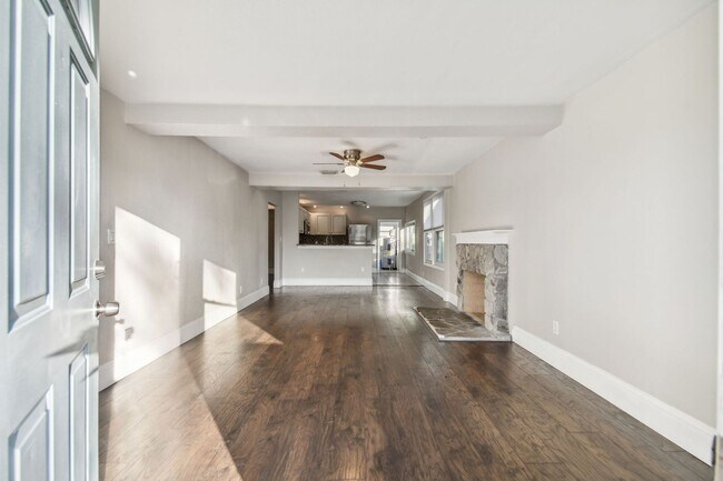 Building Photo - Charming 3 bed 2 bath North Kenwood home w...