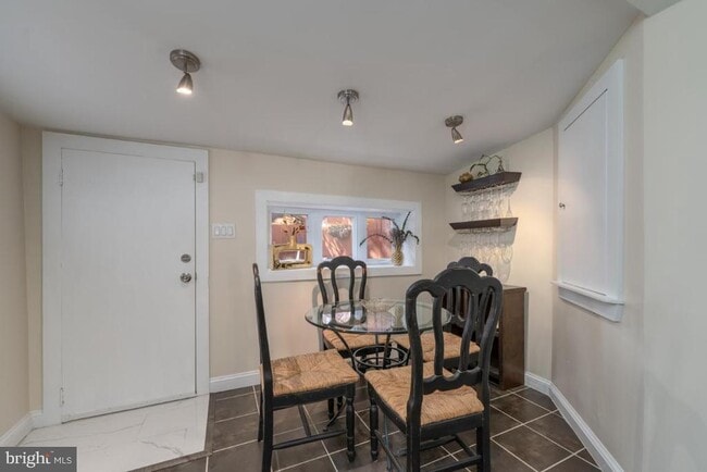 Building Photo - 2517 Fleet St