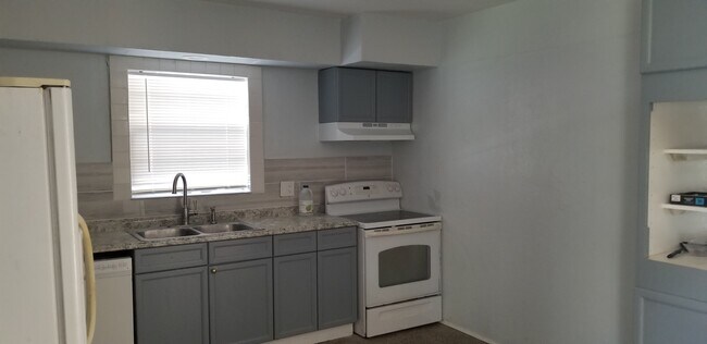 Building Photo - 2450 13th Ave S