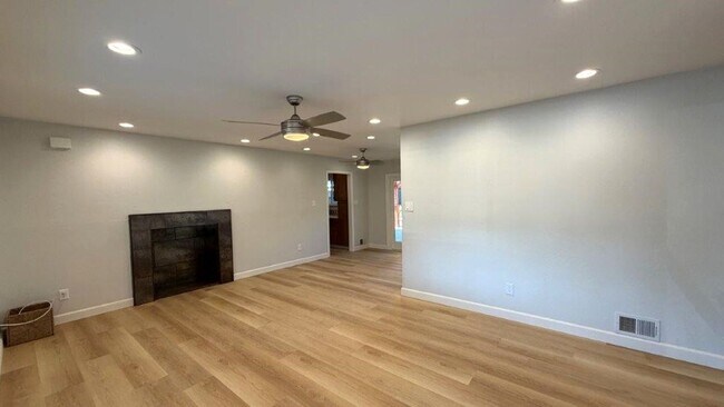 Building Photo - Gregory Gardens P.H. Beautiful 4-bedroom 2 bath home w/ 2 car garage