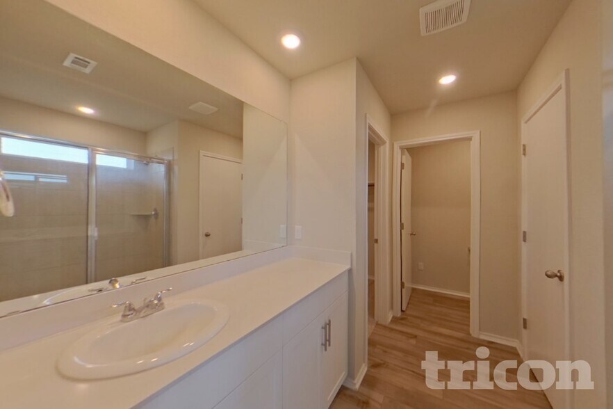 Building Photo - 5002 Saddle Clb Dr