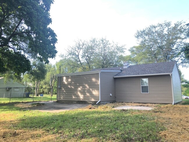 Building Photo - 2741 Central Ave