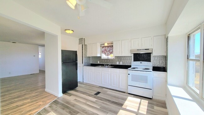 Building Photo - CAL VEGAS RANCHOS - W. Irons