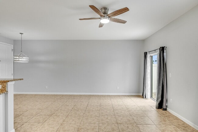 Building Photo - End Unit in Lake Washington Townhomes!!