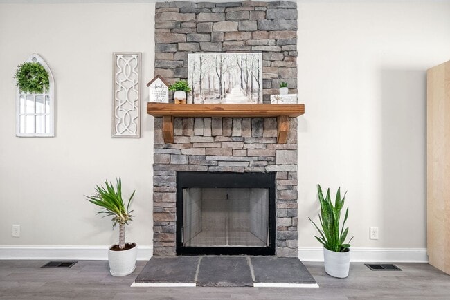 Building Photo - Pet Friendly Three Bedroom with Bonus!