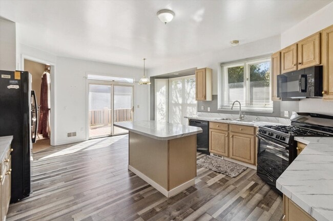 Building Photo - 45443 Glengarry Blvd