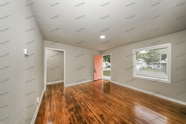 Building Photo - 5206 N Beaver Ave