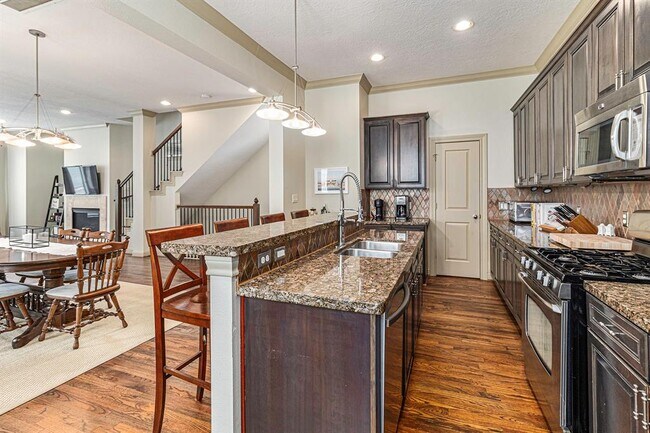 Building Photo - 1320 W 25th St