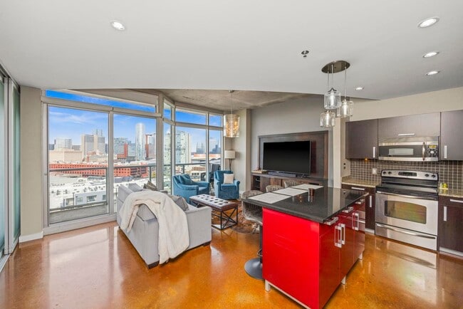 Building Photo - 600 12th Ave S