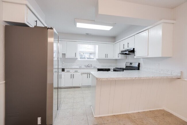 Building Photo - 4713 Newport Dr