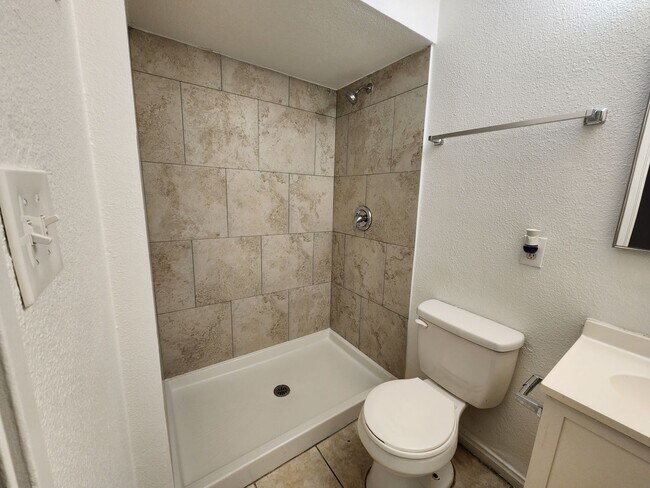 Building Photo - 1705 Breckenwood Ct
