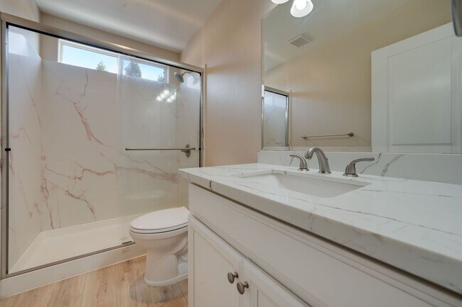 Building Photo - Spacious 3 Bed, 2 Bath Home with Acreage, ...