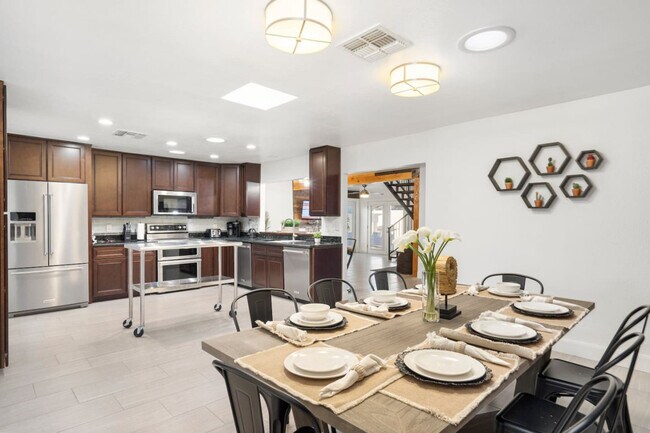 Building Photo - 3733 E Dahlia Dr