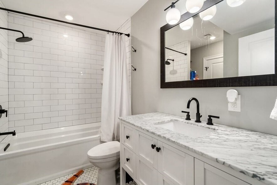 Building Photo - 142 W 8th St