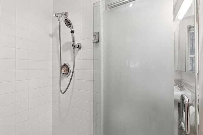 Building Photo - Pacific Heights: Updated Condo w/ Enchanti...