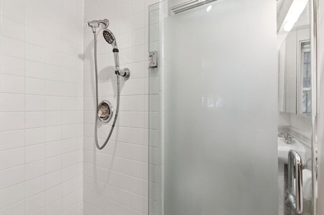 Building Photo - Pacific Heights: Updated Condo w/ Enchanting Shared Garden