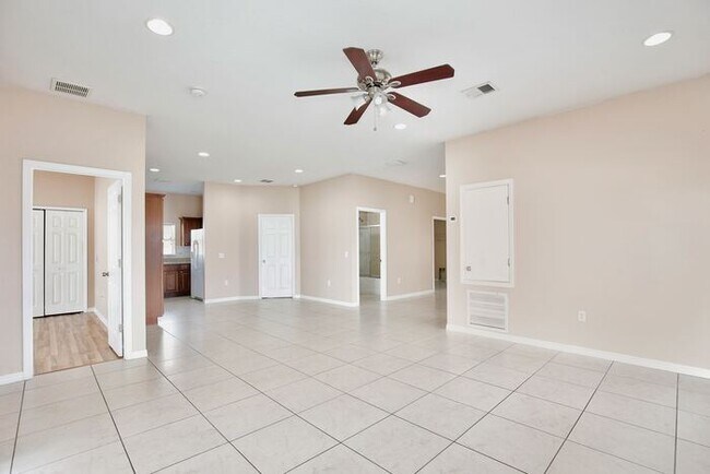 Building Photo - Spacious 4/2 Home with a Large Fenced Backyard and a 2 Car Garage Located in Buena Ventura Lakes ...