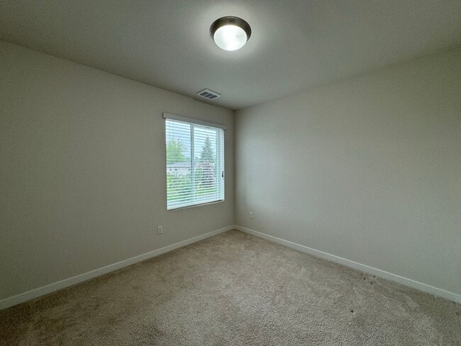 Building Photo - Modern Lynnwood 2BD/2.5BTH Townhome for Lease! Small Pet Friendly!