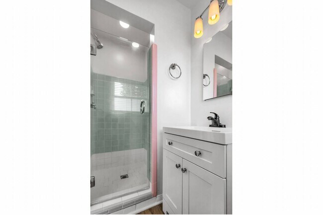 Building Photo - Incredible unit in A+ Location