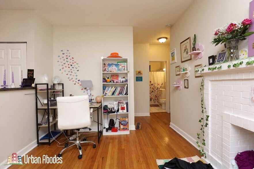 Building Photo - 730 W Roscoe St