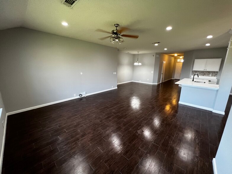 Building Photo - 1510 Shady Shores Dr