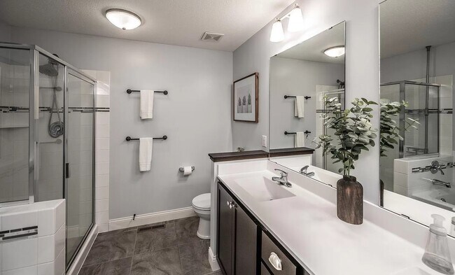 Owner Bath1 - 14185 Adelaide Ave