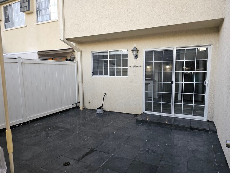 Building Photo - 6501 Vanalden Ave