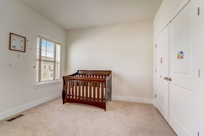 Building Photo - Luxurious 3 BR/2 Full BA & 2 Half BA EOG T...