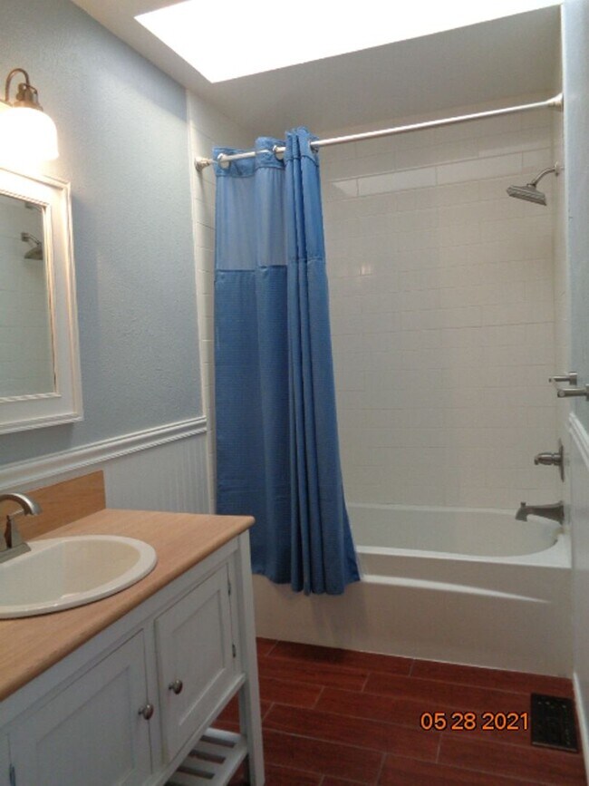 Building Photo - 2 BR/2 1/2 BA Townhouse in Gated Littleton...