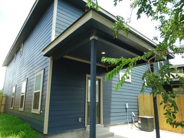 Building Photo - 7010 Lakeview Dr.