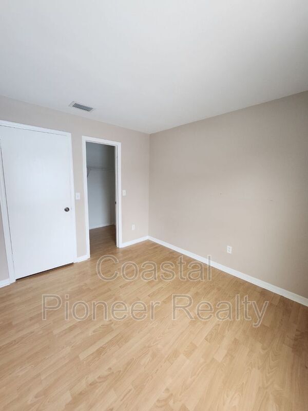 Building Photo - 10121 Sea spray Pl