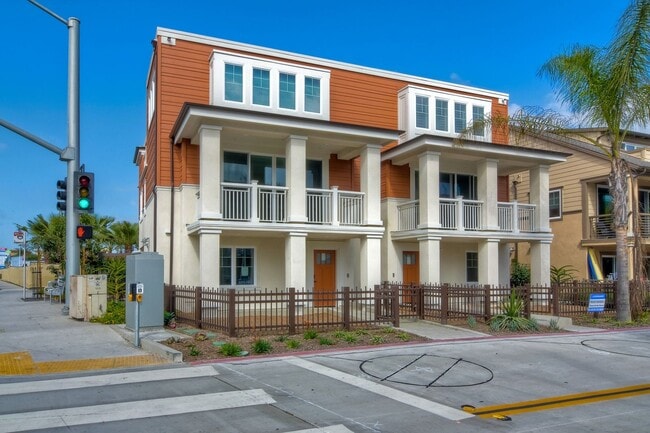 Building Photo - 3 Bedroom Townhome at Bayside Cove!