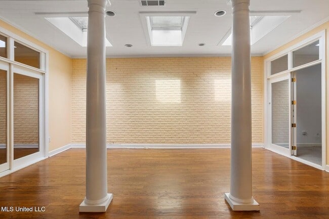 Building Photo - 246 Eastbrooke St