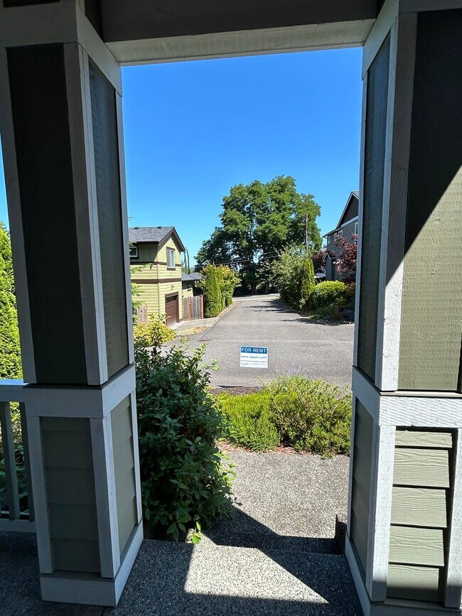 Building Photo - Newer Duvall 5 Bedroom 3 Bath Luxury Home