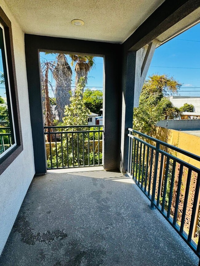 Building Photo - Gorgeous Three Bedroom Townhome For Rent in Gardena!